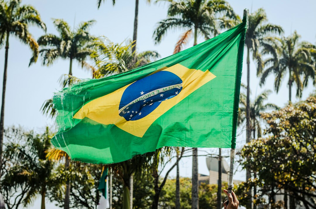 Brazilian speaker presenting to a group during a communication workshop